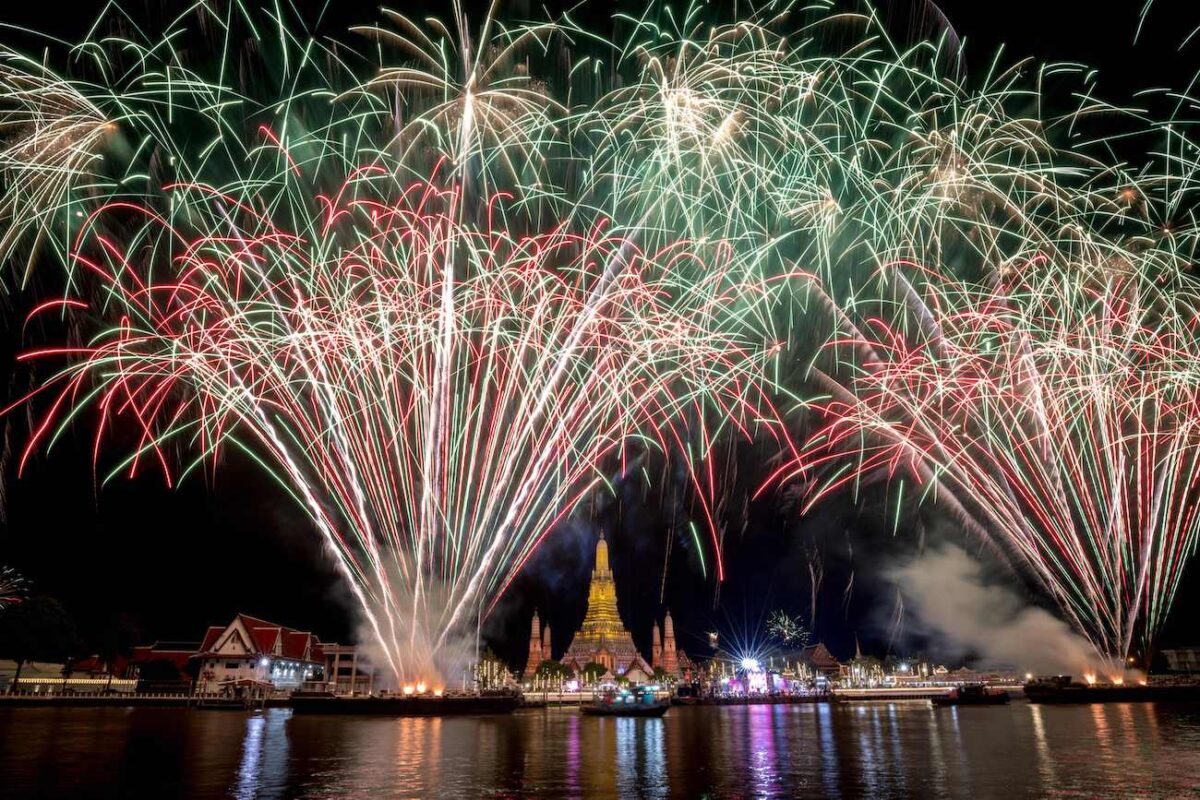 Màn bắn pháo hoa trên ngôi chùa Phật giáo Wat Arun trên sông Chao Phraya trong lễ đón Năm Mới ở Bangkok, Thái Lan, hôm 01/01/2023. (Ảnh: Jack Taylor/AFP qua Getty Images)