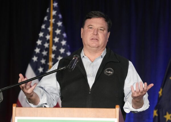 Tổng chưởng lý Indiana Todd Rokita nói chuyện tại Schererville, Indiana, hôm 08/11/2022. (Ảnh: Darron Cummings/Ảnh AP)