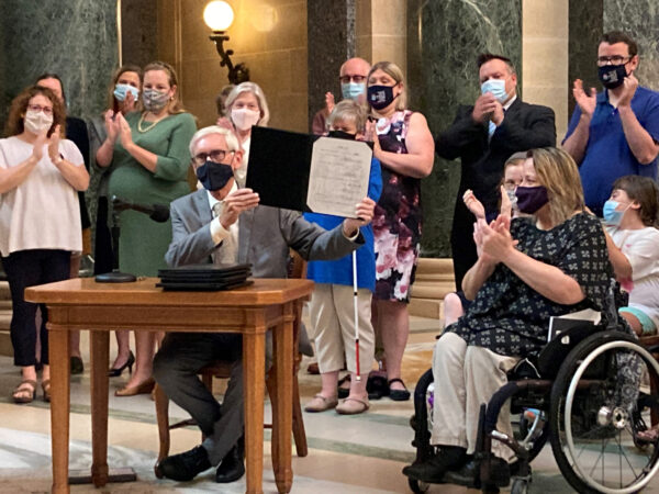 Thống đốc Wisconsin Tony Evers phủ quyết các dự luật của Đảng Cộng Hòa trong một cuộc họp báo tại Tòa nhà Quốc hội ở Madison, Wisconsin, vào ngày 10/08/2021. (Ảnh: Scott Bauer/AP Photo)