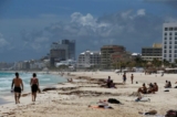 Khách du lịch tận hưởng bãi biển Cancun, ở tiểu bang Quintana Roo, Mexico, vào ngày 18/08/2021. (Ảnh: Marco Ugarte/AP Photo)