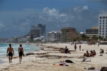 Khách du lịch tận hưởng bãi biển Cancun, ở tiểu bang Quintana Roo, Mexico, vào ngày 18/08/2021. (Ảnh: Marco Ugarte/AP Photo)