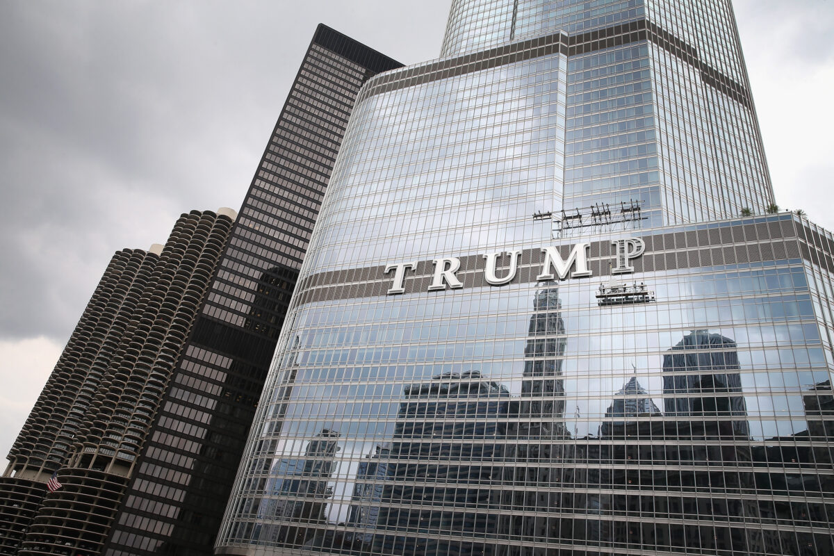 Các công nhân cài đặt chữ cái cuối cùng cho một tấm biển TRUMP thật lớn ở bên ngoài Trump Tower ở Chicago, Illinois, vào ngày 12/06/2014. (Ảnh: Scott Olson/Getty Images)