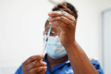 Một y tá đang lấy một liều vaccine COVID-19 vào ống chích ở Coventry, Anh, vào ngày 22/04/2022. (Ảnh: Jacob King - WPA Pool/Getty Images)