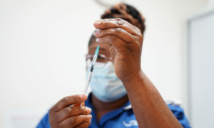 Anh quốc chấm dứt chích mũi vaccine bổ sung COVID-19 cho những người khỏe mạnh dưới 50 tuổi