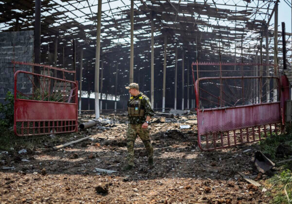 Một quân nhân Ukraine đi bộ trong một hầm chứa ngũ cốc bị hư hại sau một cuộc không kích vào buổi sáng gần thị trấn Soledar, vùng Donetsk, Ukraine, vào ngày 08/06/2022. (Ảnh: Gleb Garanich/Reuters)