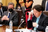 Ngoại trưởng Hoa Kỳ Antony Blinken (bên trái) lắng nghe trong lúc Ngoại trưởng Nhật Bản Yoshimasa Hayashi (phải) trình bày phần khai mạc trong cuộc họp các ngoại trưởng của Đối thoại An ninh Tứ giác (Quad) tại Melbourne, Úc, hôm 11/02/2022. (Ảnh: Sandra Sanders /Pool/AFP qua Getty Images)
