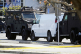 Một chiếc xe van bị nhân viên SWAT bao vây ở Torrance, California, hôm 22/01/2023. (Ảnh: Damian Dovarganes/AP Photo)