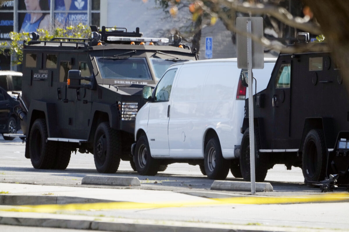 Một chiếc xe van bị nhân viên SWAT bao vây ở Torrance, California, hôm 22/01/2023. (Ảnh: Damian Dovarganes/AP Photo)