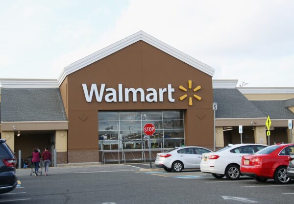 Biển hiệu của Walmart như được chụp, ở East Setauket, New York, hôm 16/03/2020. (Ảnh: Bruce Bennett/Getty Images)