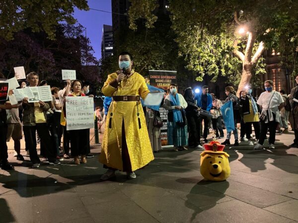 Một sinh viên Trung Quốc biểu tình hóa trang thành gấu Winnie the Pooh, ám chỉ tới nhà lãnh đạo Trung Quốc Tập Cận Bình, tại một cuộc biểu tình ở Sydney, Úc, để ủng hộ các sinh viên đã mạo hiểm tính mạng để phản đối các biện pháp hạn chế COVID-19 ở Trung Quốc hôm 03/12/2022. (Ảnh: Melanie Sun/The Epoch Times)
