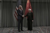 Bộ trưởng Ngân khố Hoa Kỳ Janet Yellen và Phó Thủ tướng Trung Quốc Lưu Hạc cùng phái đoàn tương ứng của họ đang chờ trước khi cuộc họp diễn ra tại Zurich, hôm 18/01/2023. (Ảnh: Sebastien Bozon/AFP qua Getty Images)
