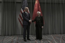 Bộ trưởng Ngân khố Hoa Kỳ Janet Yellen và Phó Thủ tướng Trung Quốc Lưu Hạc cùng phái đoàn tương ứng của họ đang chờ trước khi cuộc họp diễn ra tại Zurich, hôm 18/01/2023. (Ảnh: Sebastien Bozon/AFP qua Getty Images)