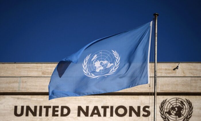 Quốc kỳ trước trụ sở Liên Hiệp Quốc ở Geneva, Thụy Sĩ. Một nhóm khởi xướng như một phần của sáng kiến ​​​​Liên Hiệp Quốc Đã xác nhận (United Nations Verified) đã nhắm mục tiêu vào các y tá và bác sĩ không tuân theo hướng dẫn chính thức về COVID-19. (Ảnh: Fabrice Coffrini/AFP)