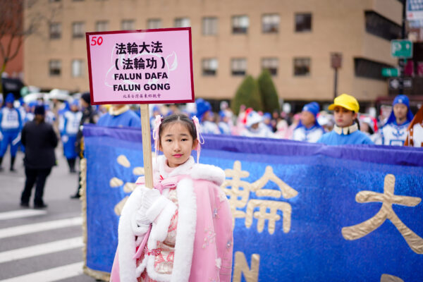 Các học viên Pháp Luân Công tham gia Lễ diễn hành mừng Tết Nguyên Đán ở Flushing, New York, hôm 21/01/2023. (Ảnh: Samira Bouaou/The Epoch Times)