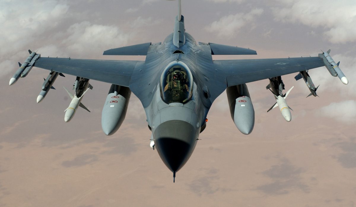 Một chiếc F-16 Fighting Falcon đang thực hiện một nhiệm vụ trong bức ảnh tài liệu này. (Ảnh của Lực lượng Không quân Hoa Kỳ do Thượng sĩ Cherie A. Thurlby chụp)