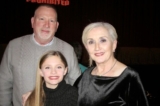 (Từ trái sang phải) Gia đình Richard, Ellie, và Barbara Nydam thưởng lãm Nghệ thuật Biểu diễn Shen Yun tại Nhà hát William Saroyan ở Providence, tiểu bang Rhode Island, chiều hôm 28/01. (Ảnh:Mary Mann/The Epoch Times)