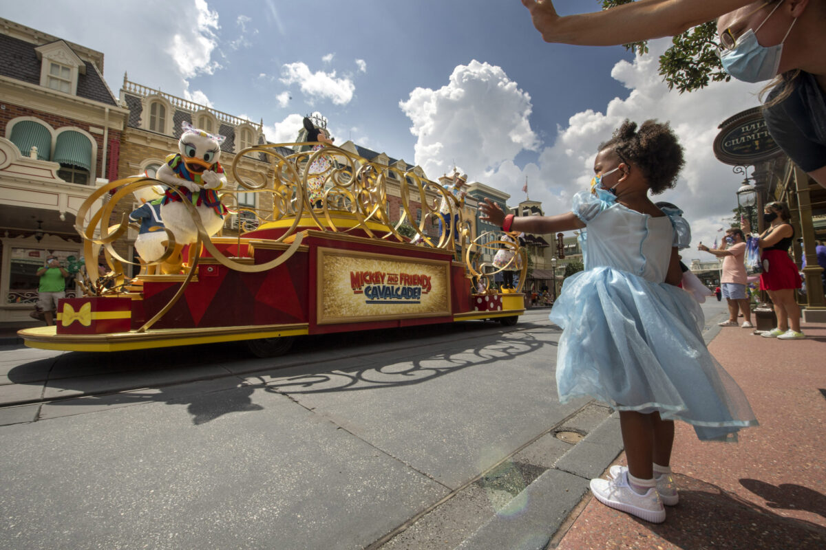 Những vị khách vẫy tay khi Mickey và Những người bạn Cavalcade đi ngang qua Main Street, Hoa Kỳ tại Công viên Vương quốc Phép thuật, ngày 11/07/2020, tại Walt Disney World Resort ở Hồ Buena Vista, Florida. (Ảnh: Kent Phillips/Walt Disney World)