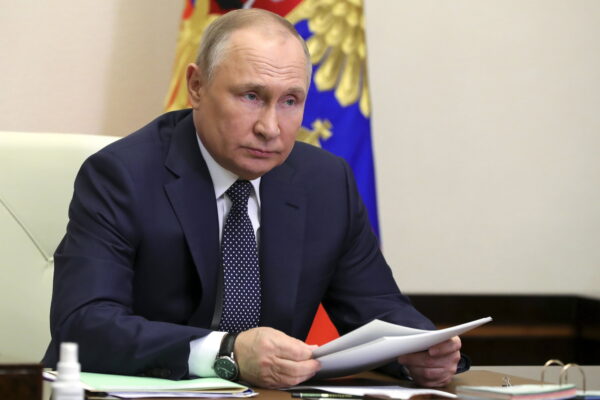 Tổng thống Nga Vladimir Putin tham dự một cuộc họp với các quan chức hàng đầu ủng hộ ngành hàng không ở Nga trong bối cảnh bị phương Tây trừng phạt, hôm 31/03/2022. (Ảnh: Mikhail Klimentyev, Sputnik, Kremlin Pool Photo/AP)