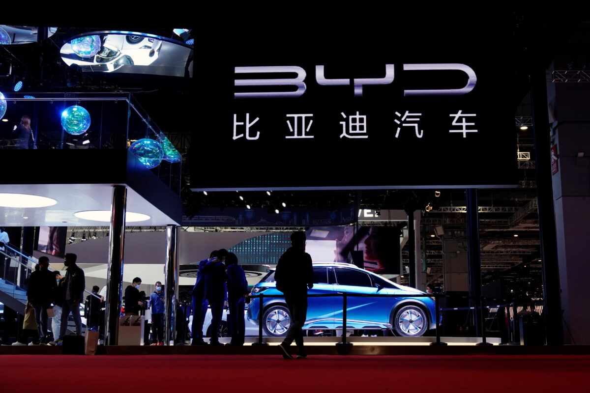 Người tiêu dùng ghé thăm gian hàng BYD trong ngày truyền thông cho triển lãm Auto Shanghai ở Thượng Hải vào ngày 19/04/2021. (Ảnh: Aly Song/Reuters)