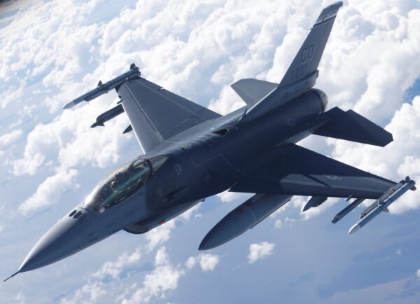 Một chiến đấu cơ F-16 của Không quân Hoa Kỳ, tham gia cuộc tập trận Sabre Strike do Hoa Kỳ dẫn đầu, bay qua Estonia vào ngày 06/06/2018. (Ảnh: Ints Kalnins/Reuters)