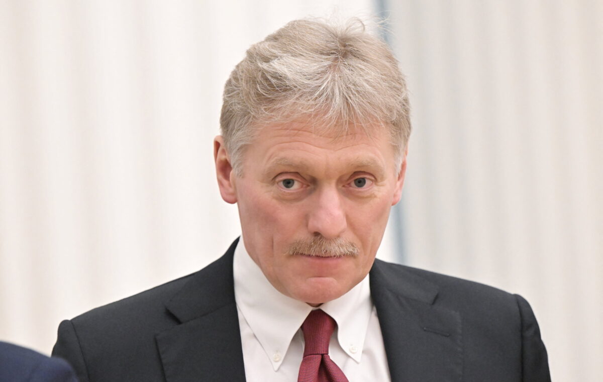 Phát ngôn viên Điện Kremlin Dmitry Peskov tham dự một cuộc họp báo chung của Tổng thống Nga Vladimir Putin và Tổng thống Belarus Alexander Lukashenko tại Moscow vào ngày 18/02/2022. (Ảnh: Sputnik/Sergey Guneev/Kremlin qua Reuters)