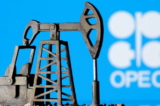 Trong hình minh họa này, một giắc bơm dầu in 3D được đặt phía trước logo của OPEC, hôm 14/04/2020. (Ảnh: Dado Ruvic/Reuters)