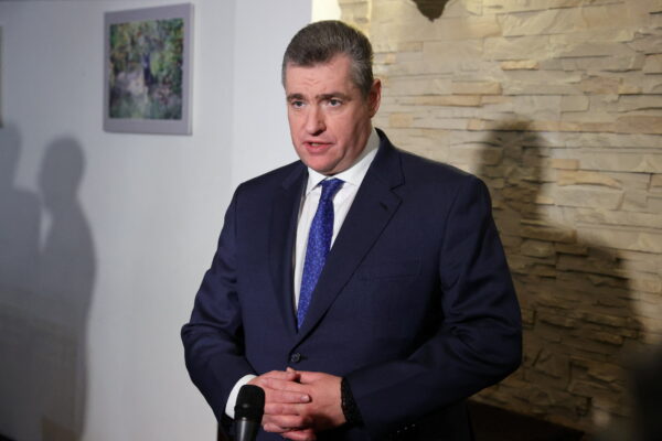 Thành viên Duma Quốc gia Nga Leonid Slutsky trình bày trước giới truyền thông sau các cuộc hội đàm với các quan chức Ukraine ở vùng Brest, Belarus, vào ngày 07/03/2022. (Ảnh: Maxim Guchek/BelTA qua Reuters)