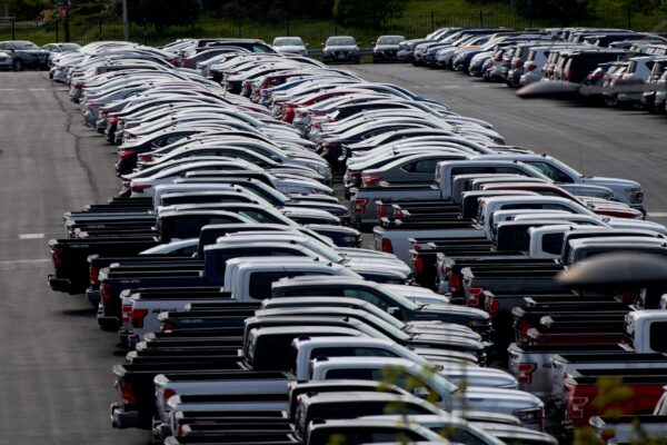 Những chiếc xe hơi không bán được do thị trường xe hơi suy thoái bởi dịch bệnh virus corona (COVID-19) được cất giữ trong bãi đậu xe của Trung tâm Wells Fargo ở Philadelphia, Pennsylvania, hôm 28/04/2020. (Ảnh: Mark Makela/Ảnh tư liệu/Reuters)