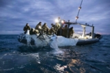 Trong bức hình này các thủy thủ thuộc Nhóm Xử lý Vật liệu Nổ số 2 đang làm việc để thu hồi khinh khí cầu gần bờ biển South Carolina hôm 05/02/2023. (Ảnh của Hải quân Hoa Kỳ do Chuyên gia Truyền thông Đại chúng Cấp 1 Tyler Thompson chụp)