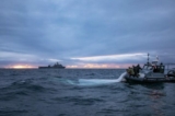 Các thủy thủ được phân công vào Nhóm Tháo gỡ Vật liệu nổ 2 trục vớt một khí cầu giám sát tầm cao ngoài khơi bờ biển Myrtle Beach, South Carolina, hôm 05/02/2023. (Ảnh: Hải quân Hoa Kỳ do Chuyên gia truyền thông đại chúng cấp 1 Tyler Thompson chụp)