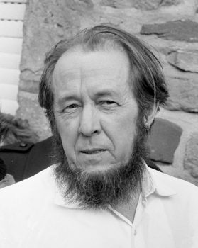 Tiểu thuyết gia Aleksandr Solzhenitsyn năm 1974. (CC BY 1.0)