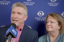 Ông Wes Lewis và bà Kelli Tremblay tham dự Nghệ thuật Biểu diễn Shen Yun tại Trung tâm Nghệ thuật Biểu diễn Steven Tanger hôm 18/01/2023. (Ảnh: NTD)