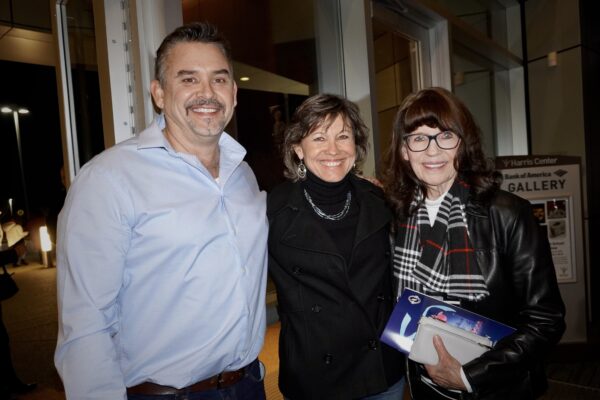 Bà Beverly Falco (phải) cùng con trai Ron và con gái Angela thưởng lãm Nghệ thuật Biểu diễn Shen Yun ở Trung tâm Harris, Folsom, California, hôm 25/01/2023. (Ảnh: Sally Sun/The Epoch Times)