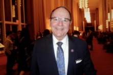 Một dân biểu tán thưởng chương trình biểu diễn của Shen Yun