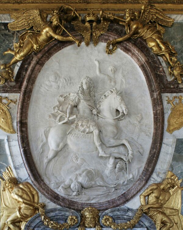 Một tác phẩm điêu khắc về Vua Mặt Trời, Louis XIV, tại Phòng Chiến Tranh (Salon de la Guerre) của Cung Điện Versailles, thủ đô Paris. (Ảnh: Coyau/CC BY-SA 3.0)
