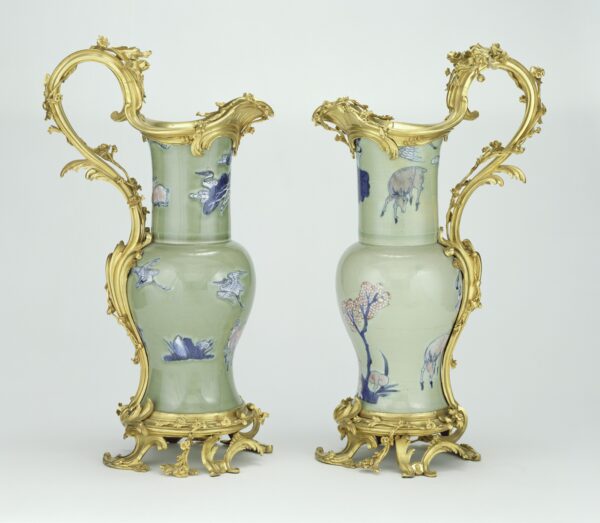 Hai chiếc bình đựng nước bằng sứ Trung Hoa thời Khang Hy (1662 – 1722), gắn thêm giá đỡ kiểu Pháp làm bằng đồng mạ vàng (1745 – 1749). Bảo tàng J.Paul Getty. (Ảnh: Tài sản công)