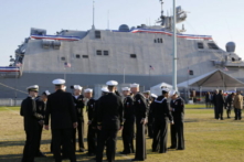 Thủy thủ đoàn của USS Sioux City, một tàu tác chiến ven biển lớp Freedom, tập trung trước buổi lễ đưa vào hoạt động của con tàu này tại Học viện Hải quân Hoa Kỳ ở Annapolis, Maryland, vào ngày 17/11/2018. (Ảnh: AP Photo/Patrick Semansky, File)