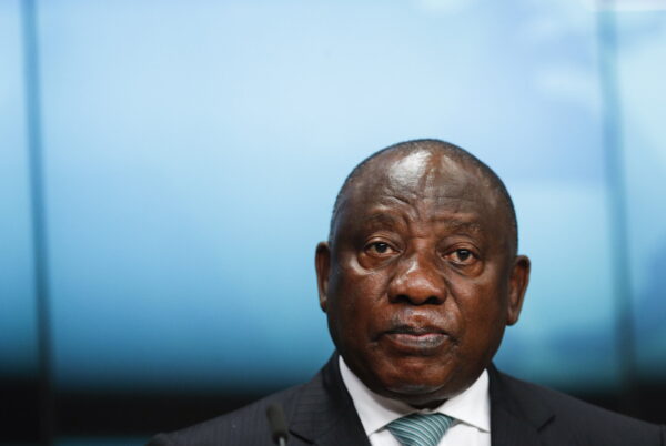 Tổng thống Nam Phi Cyril Ramaphosa trình bày trong một cuộc họp báo tại hội nghị thượng đỉnh EU Châu Phi ở Brussels, hôm thứ Sáu, ngày 18/02/2022. (Ảnh: Johanna Geron, Pool Photo qua AP)