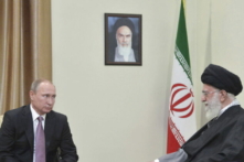 Tổng thống Nga Vladimir Putin (trái), đã đến tham dự Diễn đàn Các nước Xuất cảng Khí đốt (GECF), gặp Lãnh đạo Tối cao của Iran Ayatollah Ali Khamenei tại Tehran, Iran, vào ngày 23/11/2015. (Ảnh: REUTERS/Alexei Druzhinin/Sputnik/Kremlin/ Tệp Ảnh)