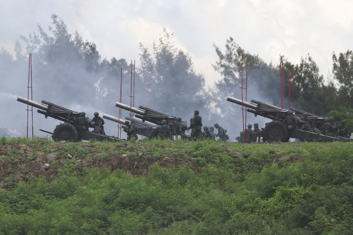 Các binh sĩ bắn pháo 155 mm trong một cuộc tập trận bắn đạn thật thường niên ở quận Bình Đông, miền nam Đài Loan, vào ngày 09/08/2022. (Ảnh: Ann Wang/Reuters)