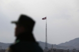 Một lá cờ Bắc Hàn bay phấp phới trên đỉnh tháp tại làng tuyên truyền Gijungdong ở Bắc Hàn, trong bức ảnh được chụp gần làng đình chiến Panmunjom này vào ngày 12/11/2014. (Ảnh: Kim Hong-Ji/Reuters)