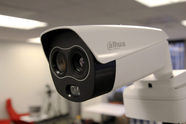 Một camera chụp ảnh nhiệt của Công nghệ Đại Hoa được nhìn thấy trong buổi trình diễn camera tại một văn phòng ở San Francisco, California, vào ngày 24/04/2020. (Ảnh: Nathan Frandino/ Reuters)