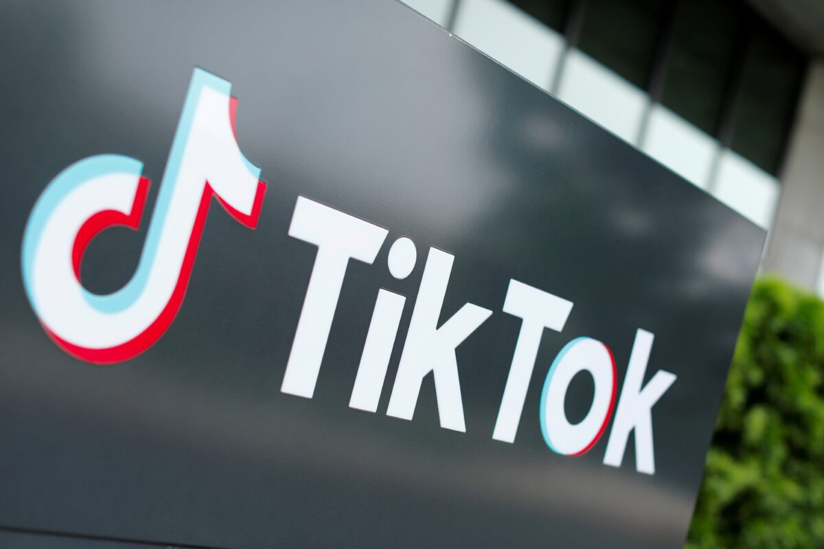 Hình ảnh logo TikTok bên ngoài trụ sở chính của công ty này tại Hoa Kỳ ở Culver City, California, vào ngày 15/09/2020. (Ảnh: Mike Blake/Reuters)