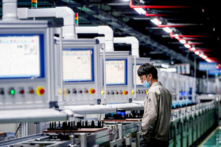 Một nhân viên làm việc trên dây chuyền sản xuất của nhà sản xuất pin xe điện (EV) Octillion ở thành phố Hợp Phì, tỉnh An Huy, Trung Quốc, ngày 30/03/2021. (Ảnh: Aly Song/Reuters)