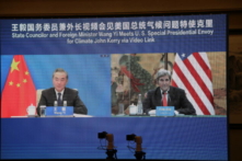 Đặc phái viên của Tổng thống Hoa Kỳ về Biến đổi Khí hậu John Kerry (Phải) được nhìn thấy trên màn hình với Ủy viên Quốc Vụ viện kiêm Bộ trưởng Ngoại giao Trung Quốc Vương Nghị (Trái) trong cuộc họp qua liên kết video vào ngày 01/09/2021. (Ảnh: Bộ Ngoại giao Hoa Kỳ/Tài liệu phát tay qua Reuters)