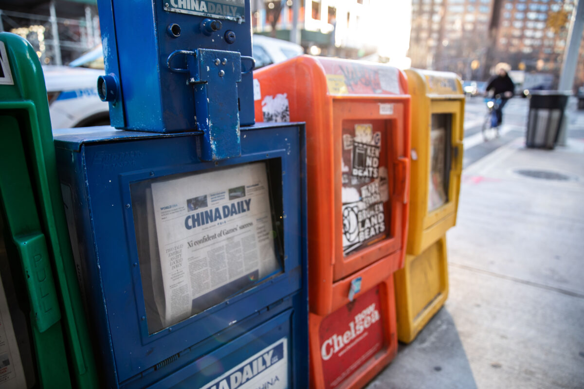 Một thùng báo của China Daily cùng với các nhật báo miễn phí khác ở New York vào ngày 20/01/2021. (Ảnh: Chung I Ho/The Epoch Times)