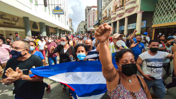 Người dân tham gia biểu tình chống lại chính quyền của Chủ tịch Cuba Miguel Diaz-Canel tại Havana, vào ngày 11/07/2021. (Ảnh: Yamil Lage/AFP qua Getty Images)