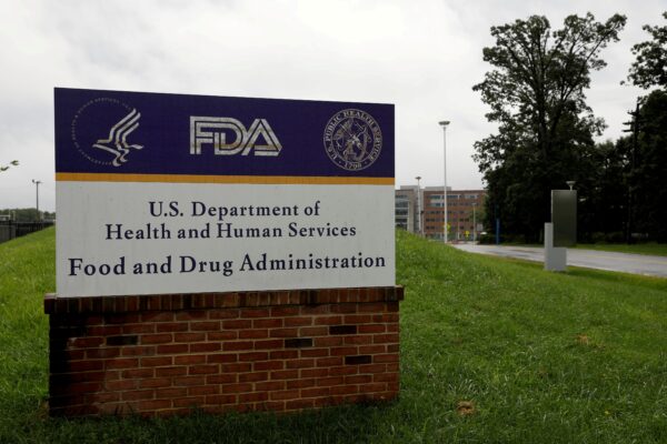 Biển báo bên ngoài trụ sở Cục Quản lý Thực phẩm và Dược phẩm (FDA) ở White Oak, Md., vào ngày 29/8/2020. (Andrew Kelly/Reuters)
