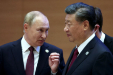 Tổng thống Nga Vladimir Putin nói chuyện với Chủ tịch Trung Quốc Tập Cận Bình trước một cuộc họp mở rộng của lãnh đạo các quốc gia thành viên thuộc Tổ chức Hợp tác Thượng Hải tại Samarkand, Uzbekistan, ngày 16/09/2022. (Ảnh: Sputnik/Sergey Bobylev/Pool qua Reuters)