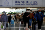Du khách đi bộ cùng hành lý của mình tại Phi trường Quốc tế Thủ đô Bắc Kinh, trong bối cảnh dịch COVID-19 bùng phát ở Bắc Kinh, Trung Quốc, hôm 27/12/2022. (Ảnh: Tingshu Wang/Reuters)